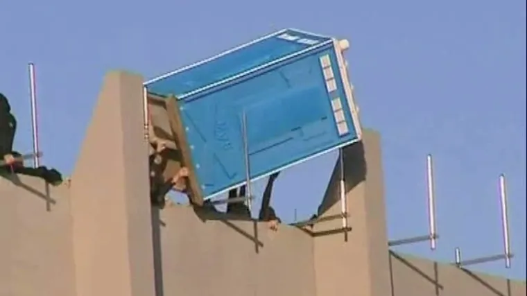 Huligani gađali policiju kemijskim WC-ima!