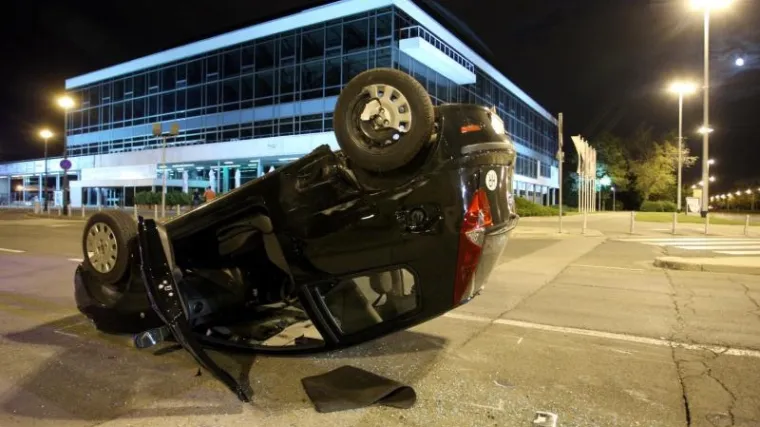 U sudaru auto završio na krovu