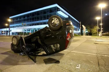 U sudaru auto završio na krovu