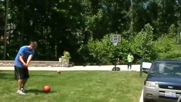 Golf palicom opalio po ko&scaron;arka&scaron;koj lopti i zabio!