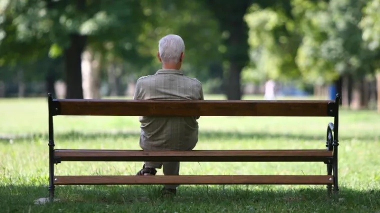 Sretan zbog penzije, dijelio novac po ulici
