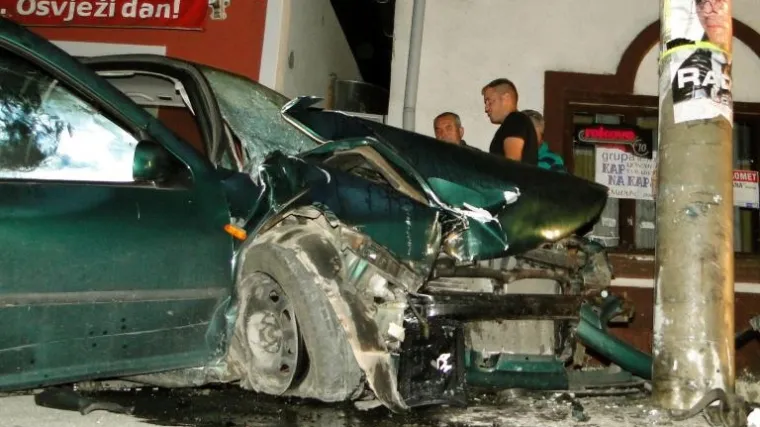 Pijani mladić se zabio u stup