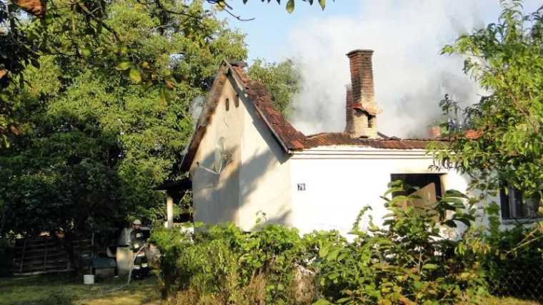 Iz zapaljene kuće odjekivale eksplozije