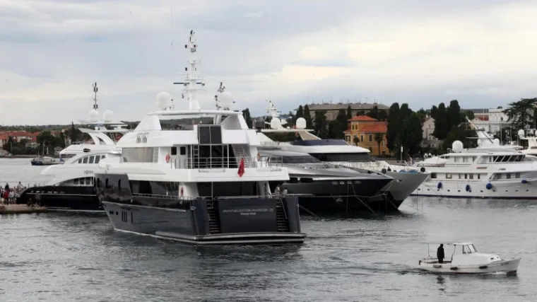 Megajahta oštetila četiri jahte