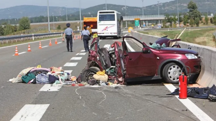 Autobus prepolovio automobil