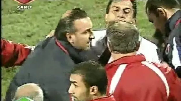 S nožem utrčao na teren i izbo brata