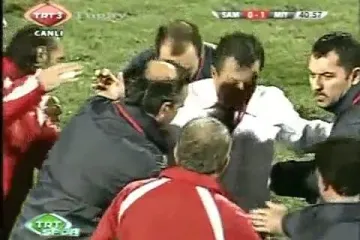 Nožem nasrnuo na trenera usred utakmice