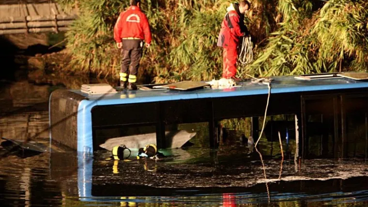 Bus se sudario s konjem i sletio u rijeku