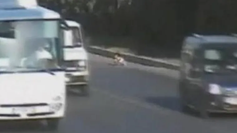 Beba puzala među jurećim automobilima