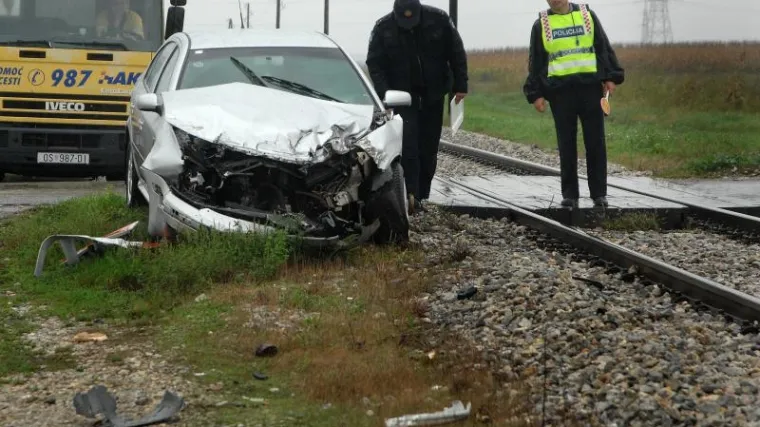 Pod vlakom zamalo stradalo četvero djece