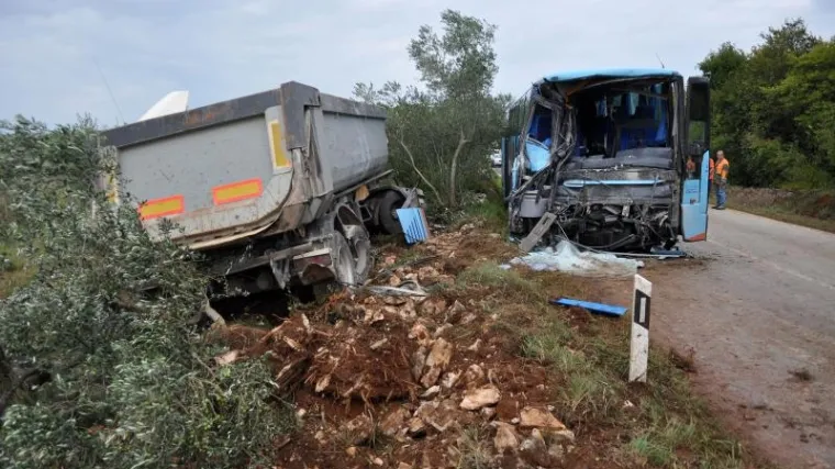 Kamion naletio na autobus