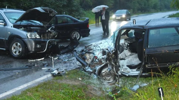 U sudaru tri auta jedna osoba poginula