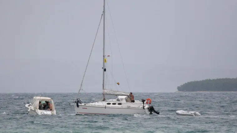 Ribar sam spasio devetero brodolomaca