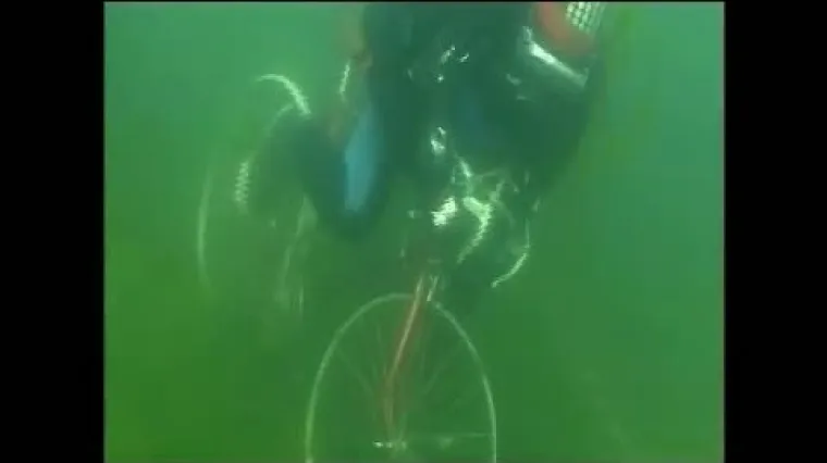 Ronioci vozili bicikle na dnu jezera