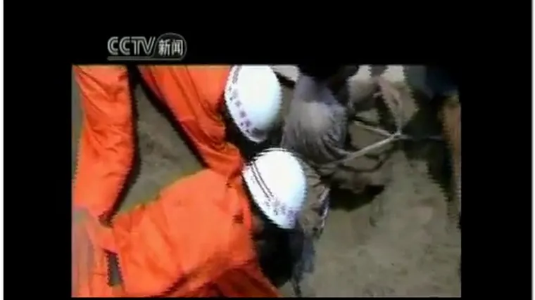 Radnik do nosa zakopan u pijesku