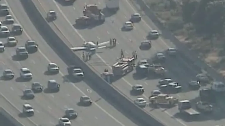 Avion sletio na autocestu