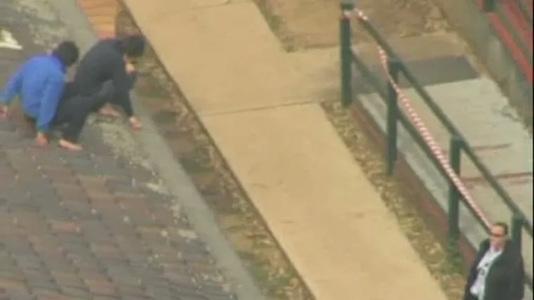 Čuče na krovu i prijete samoubojstvom