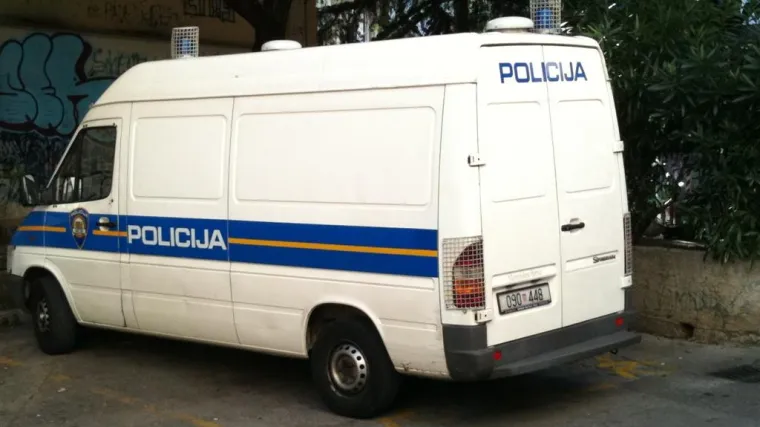 Policajci na invalidskom mjestu