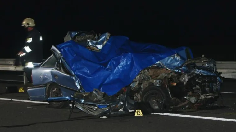 Sudar auta i kamiona, dvije osobe poginule