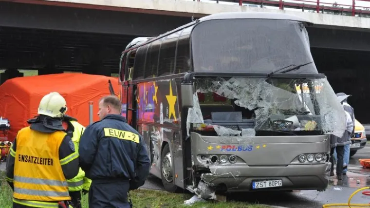 Bus udario u nadvožnjak
