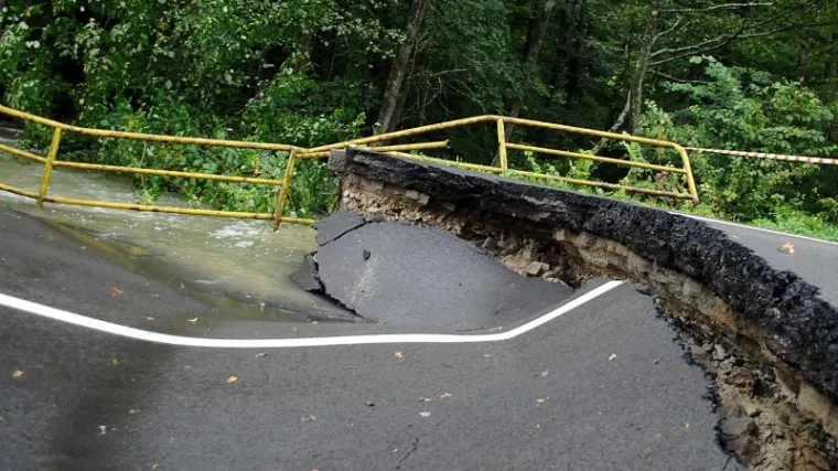 Voda uni&scaron;tila most kod Siska