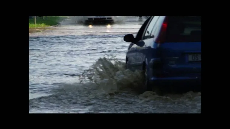 Puknula cijev, osječke ulice potopljene