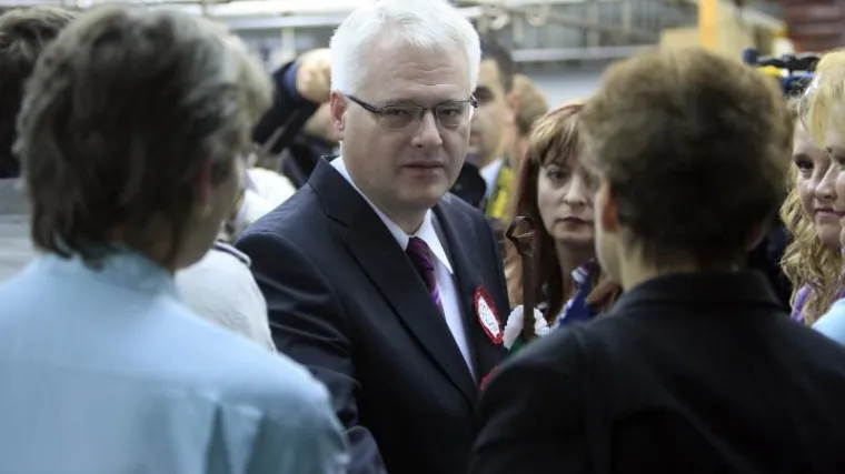 Radnice Kamenskog Josipoviću poklonile metlu