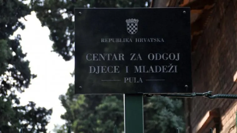 Zlostavljali dječaka i na leđa mu urezali "Cigo"