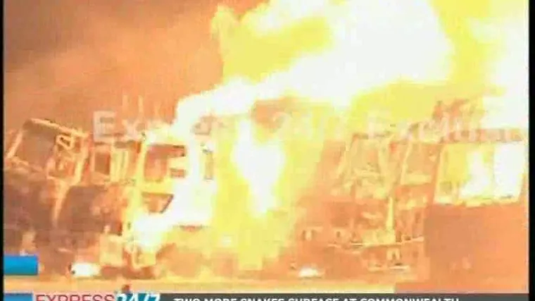 30 cisterni progutala vatra