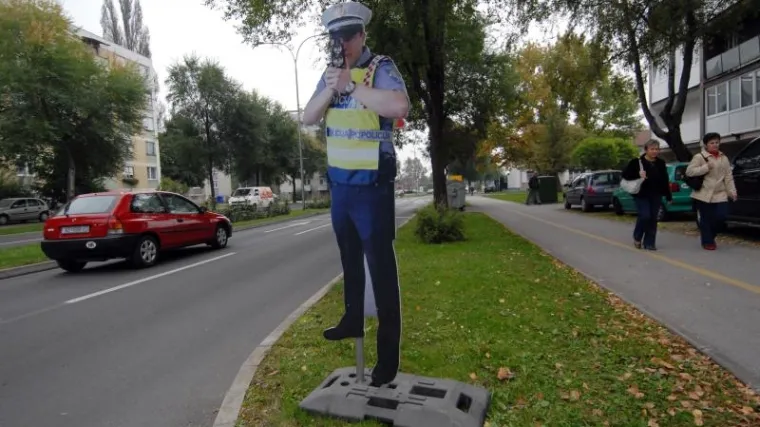 Policajca od kartona poveli na svadbu