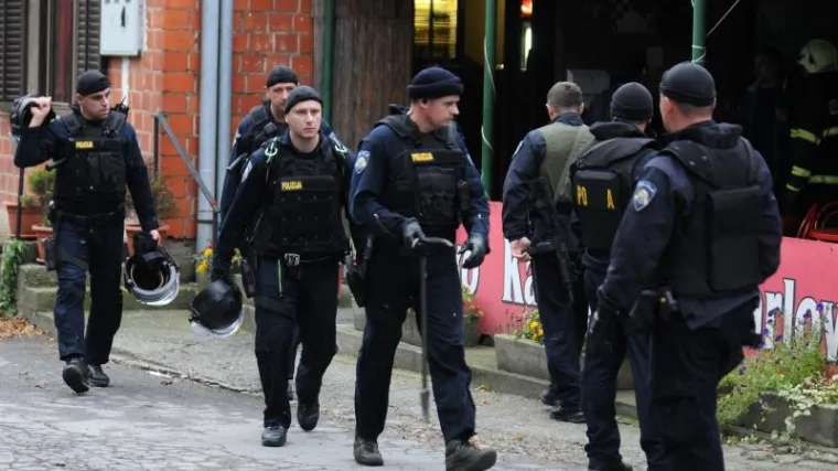 Polio sebe i ženu benzinom, gutao tablete i prijetio