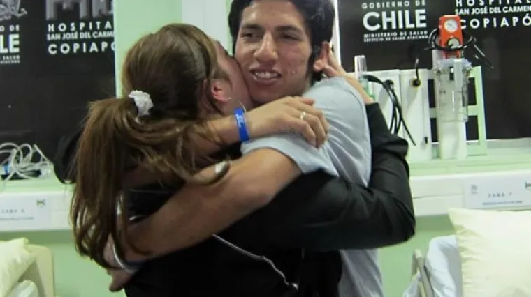 Najmlađi rudar izgrlio zaručnicu