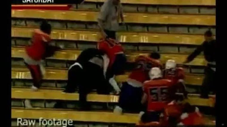 Igrači utrčali na tribine i tukli navijače