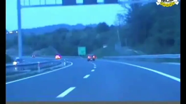 Crni Ferrari s 243 km/h bježao kobrama