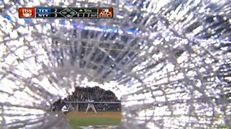 Palica razbila objektiv, kamera nastavila snimati