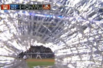 Palica razbila objektiv, kamera nastavila snimati