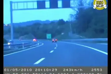Crni Ferrari s 243 km/h bježao kobrama