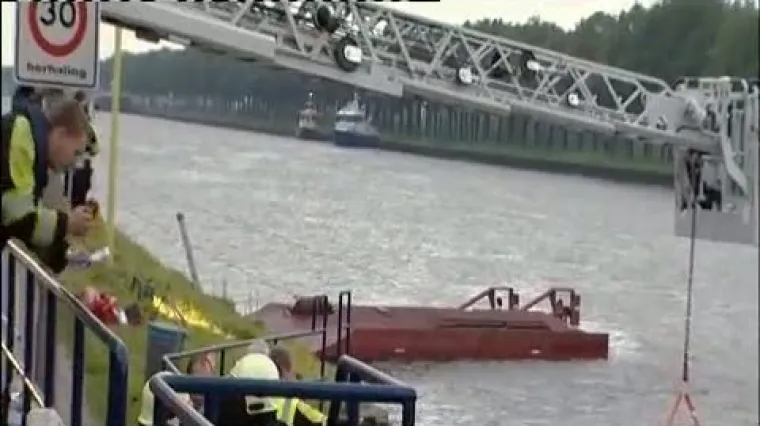 Teretni brod udario u putnički trajekt