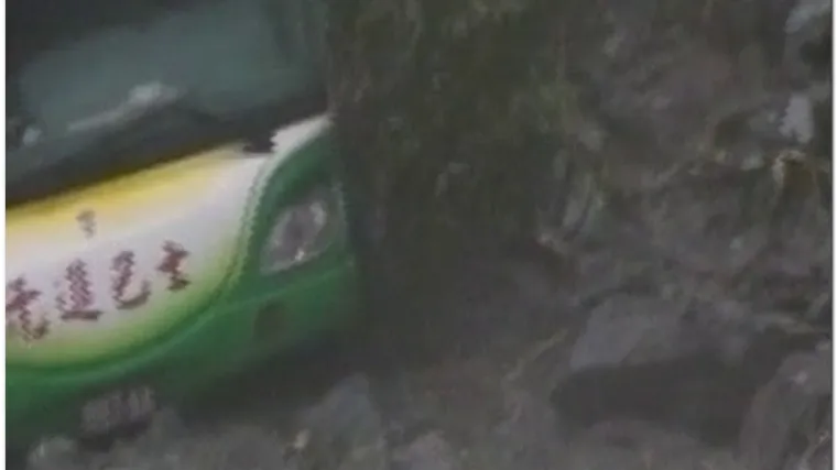 Odron s ceste povukao četiristo ljudi