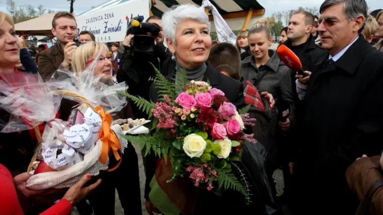 Kosor uz pjesmu i kestenje: Dosta o Sanaderu!