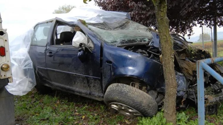 Sletjeli u kanal i prevrtali se, mladić ispao