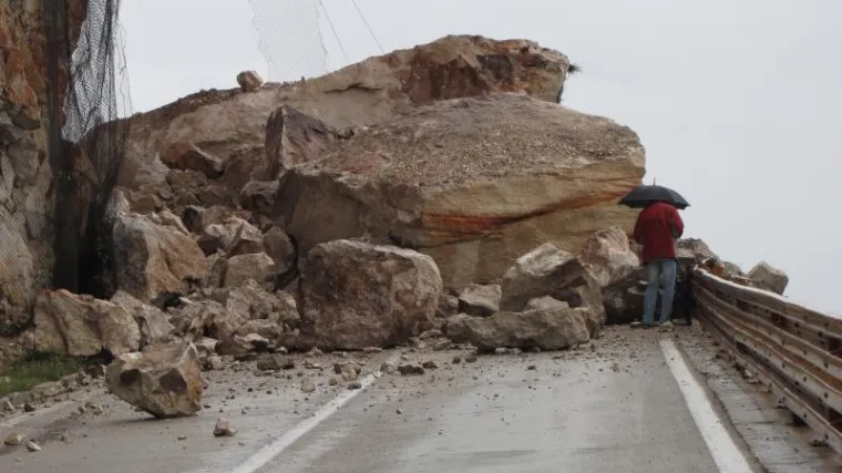 Ogromna stijena pala na cestu