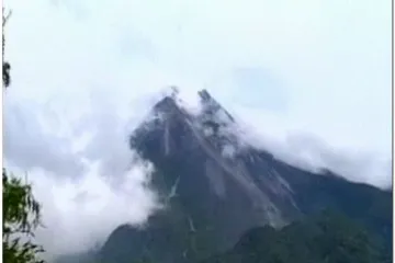 Erupcija praćena s petsto potresa