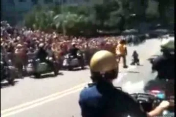 Maskota zapela i srušila fotoreportera