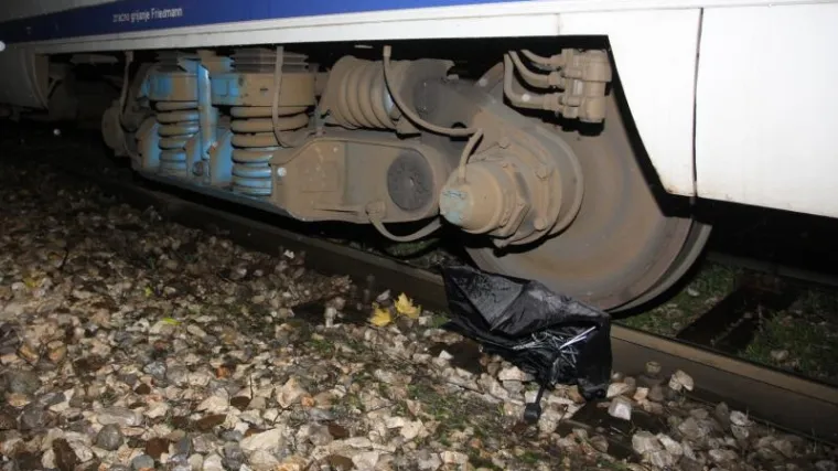 Djevojka podletjela pod vlak na pružnom prijelazu