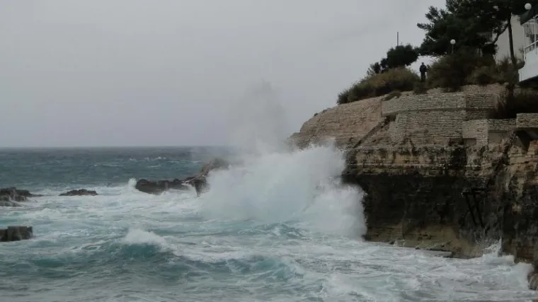 Orkansko jugo deralo po Puli