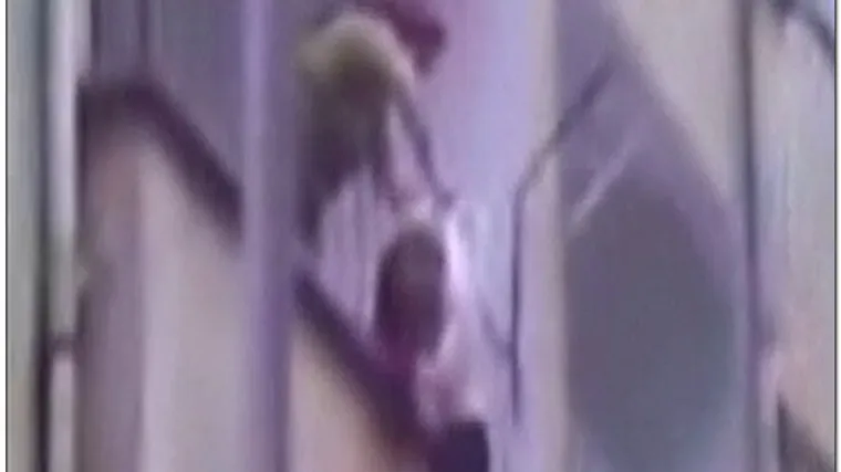 Curicu spu&scaron;tala užetom s balkona