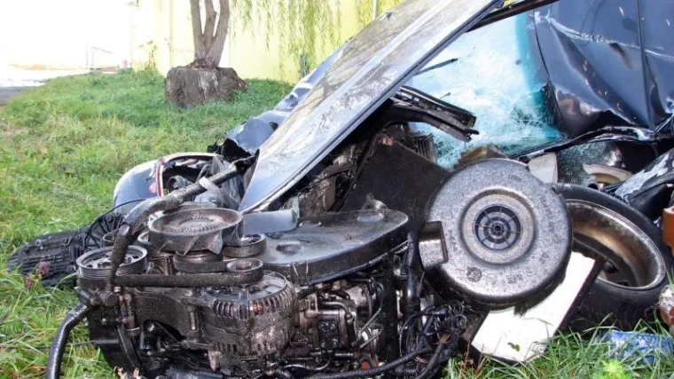 Spašavali ga iz auta koji je visio s mosta