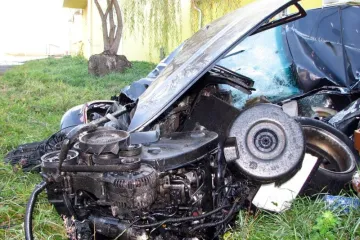 Spašavali ga iz auta koji je visio s mosta