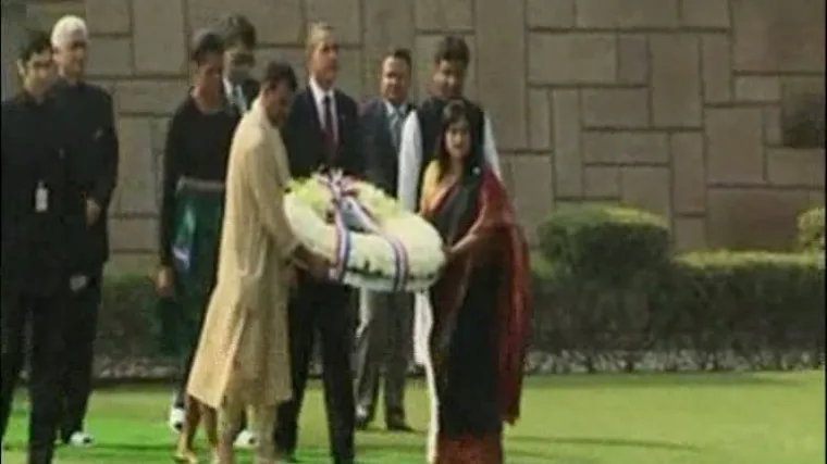 Bosonogi Obama se poklonio Gandhiju